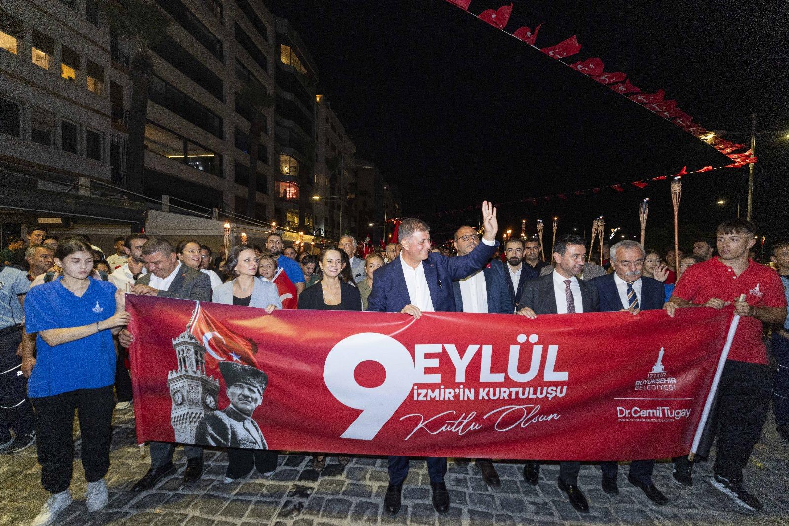 İzmir Marşı sokaklarda yankılandı