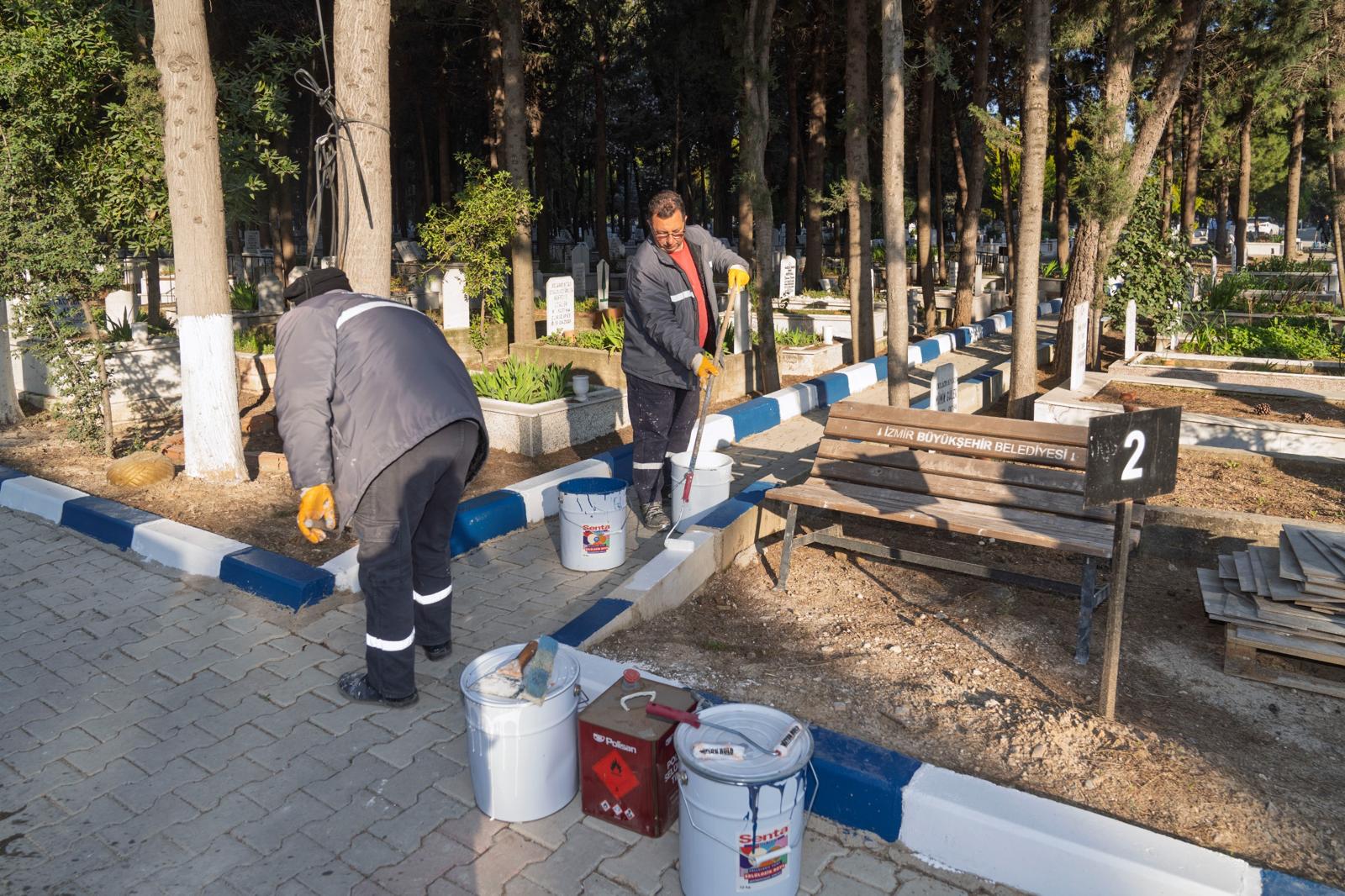 İzmir’de mezarlıklar Ramazan Bayramı’na hazırlanıyor