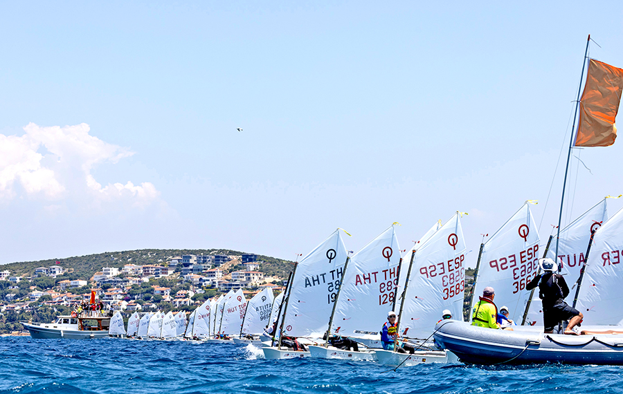 2025 Optimist Avrupa Şampiyonası’nın İlk Gününde Güçlenen Rüzgârla İki Yarış Tamamlandı