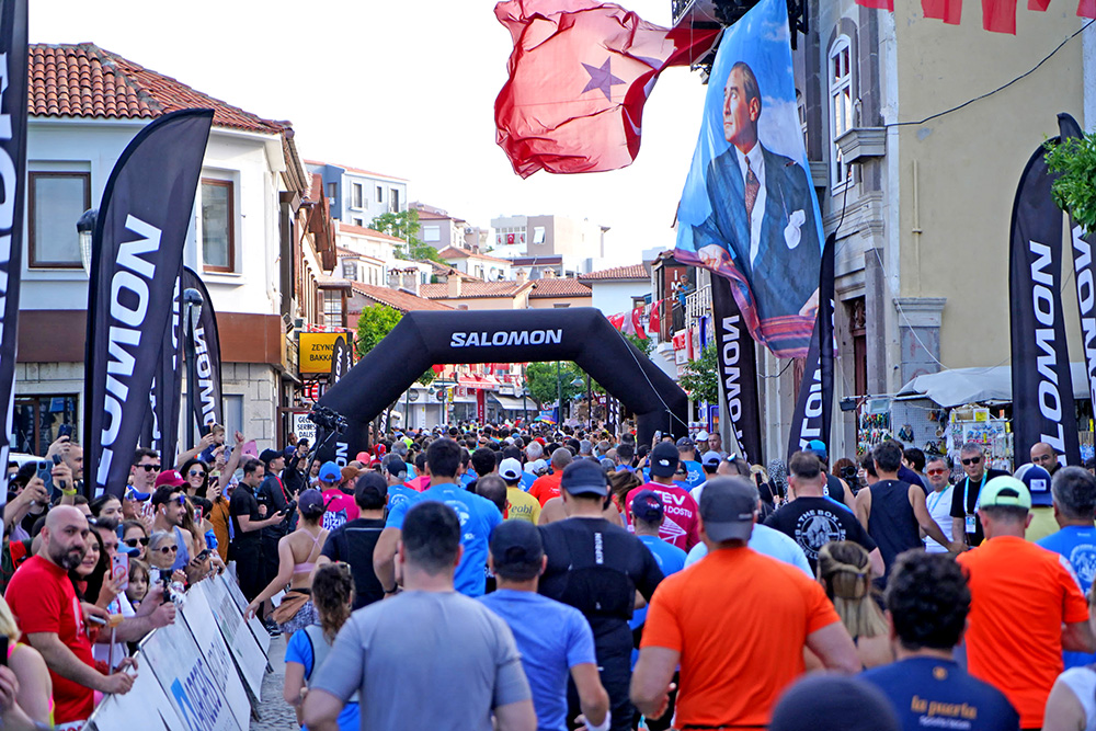 2 bin 606 sporcu Salomon Çeşme Maratonu’nda koştu