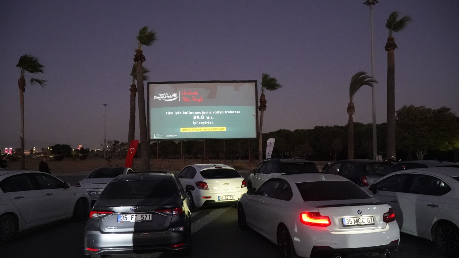 İzmir’de arabada film keyfi 