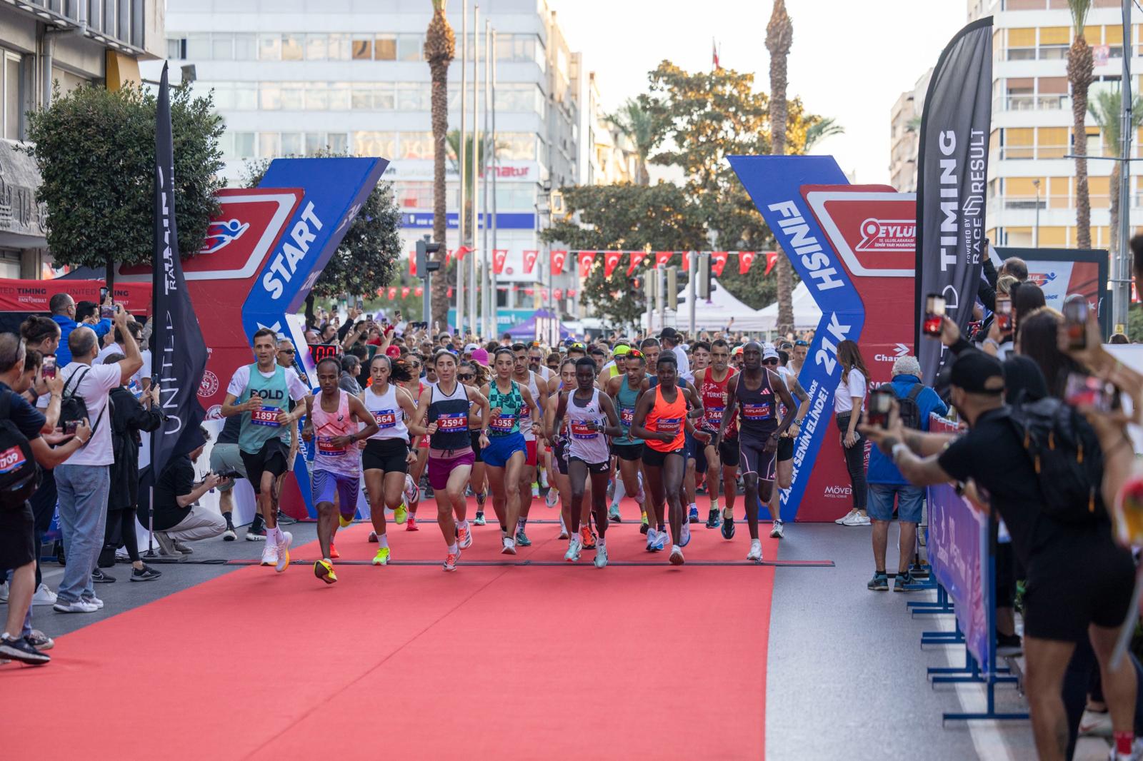 İzmir'de Uluslararası 9 Eylül İzmir Yarı Maratonu renkli görüntülere sahne oldu