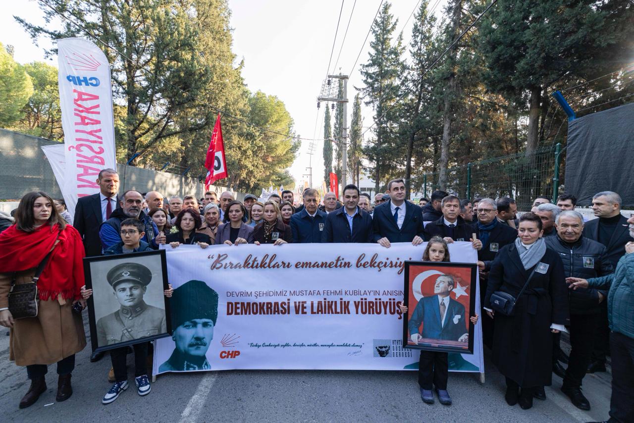 İzmir’de Kubilay için “Demokrasi ve Laiklik” yürüyüşü