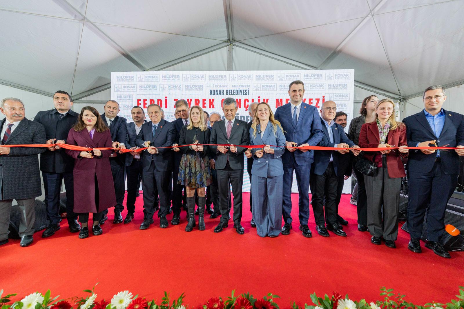 Özgür Özel’den halkçı belediyecilik için İzmir’in başkanlarına teşekkür 
