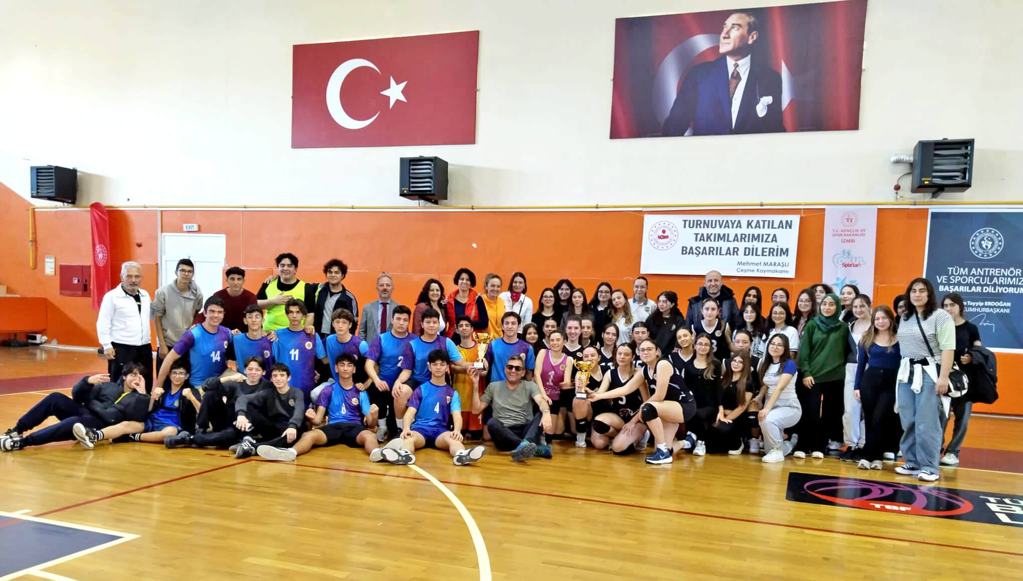 Çeşme'deki Anadolu Lisesi, voleybolda, kızlarda da erkeklerde de birinci oldu