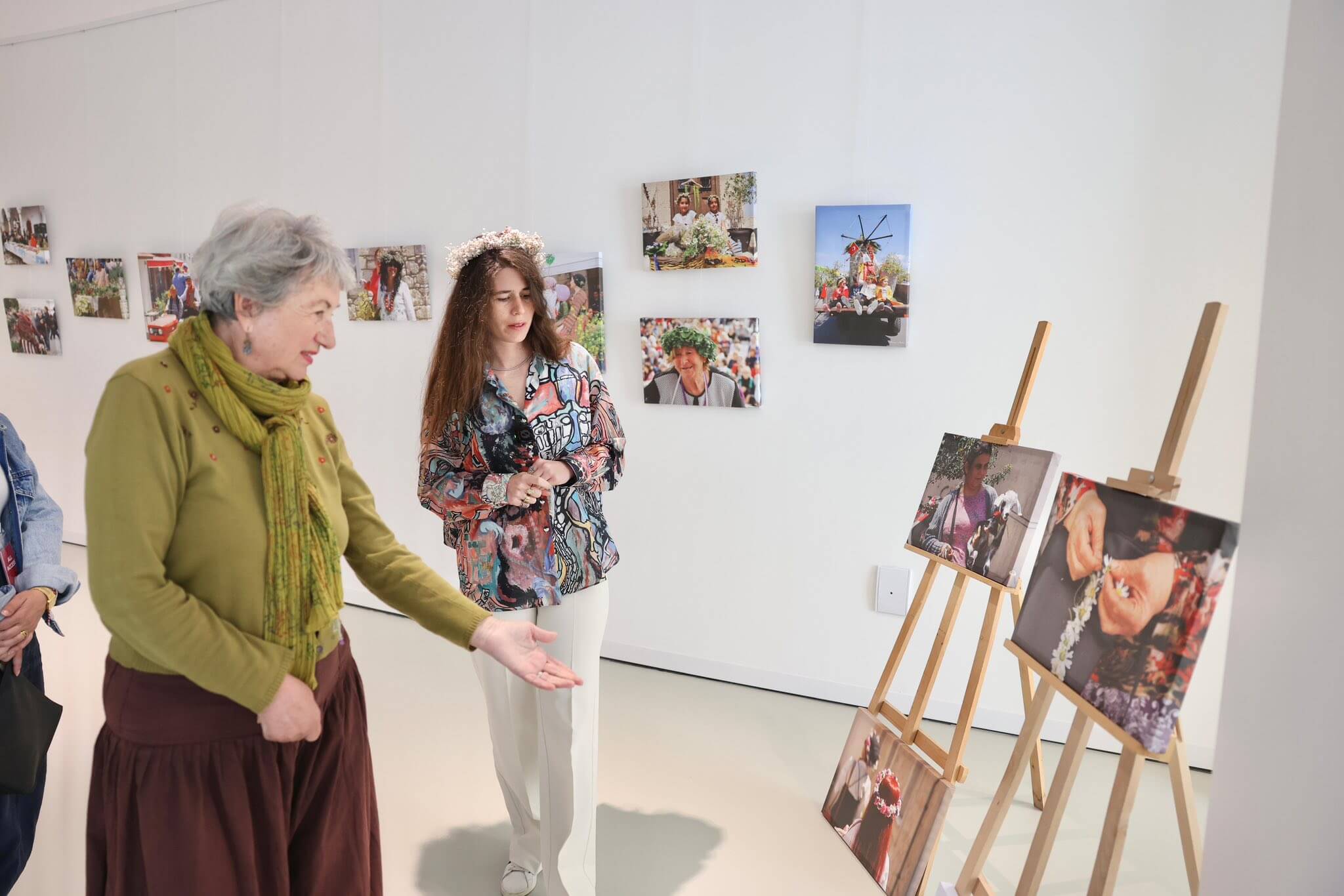 Saime Şahin’den Alaçatı Ot Festivali’ne Fotoğrafla Tanıklık: “Otların Rüzgârlı Öyküsü” Sergisi Büyük İlgi Gördü