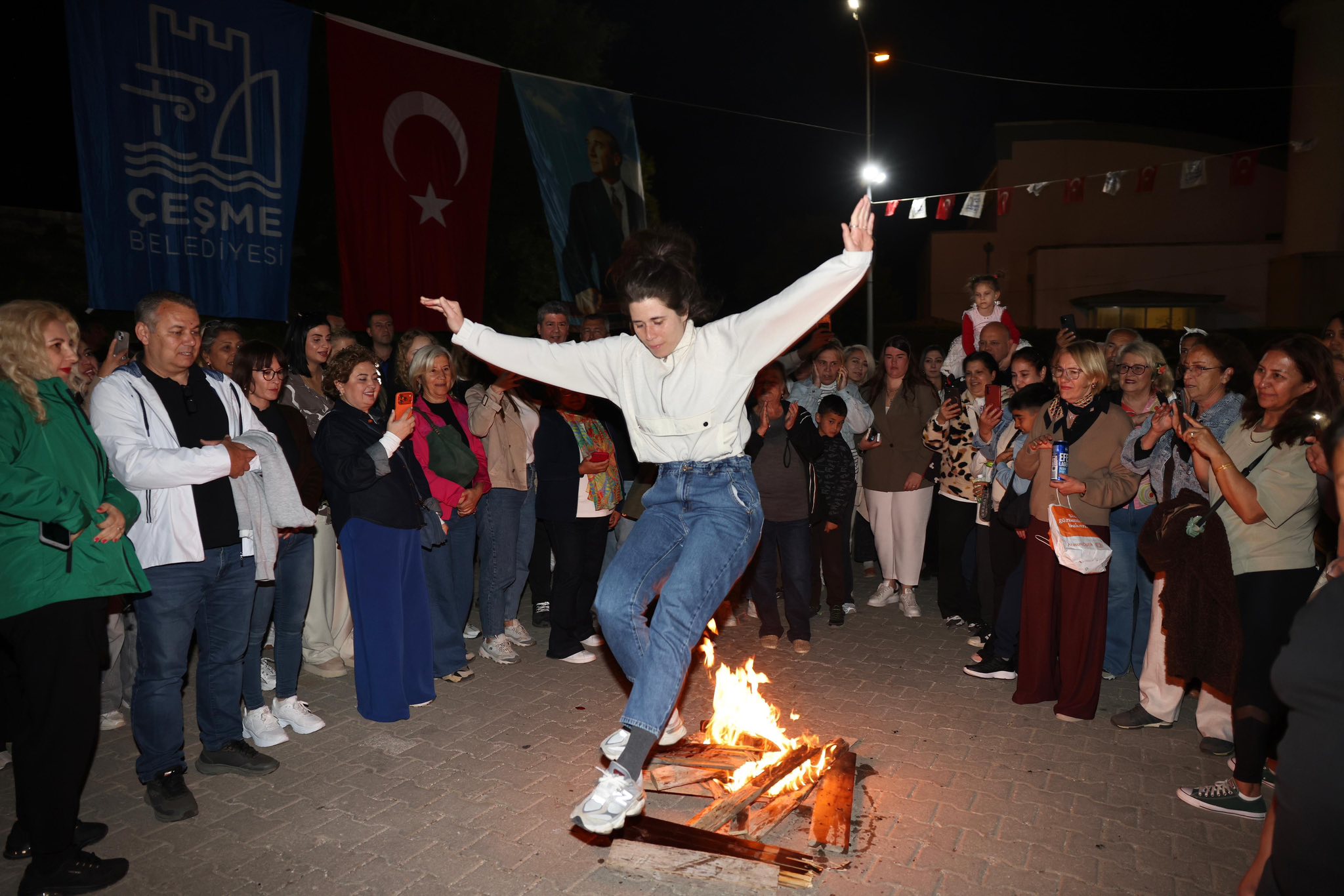 Çeşme’de Hıdırellez Coşkusu: Ateşler Yakıldı, Dilekler Tutuldu  