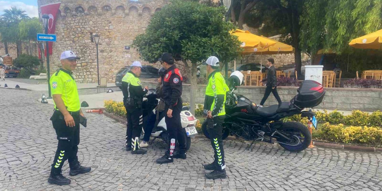 Çeşme’de motosiklet denetimlerinde sürücülere 545 bin lira ceza