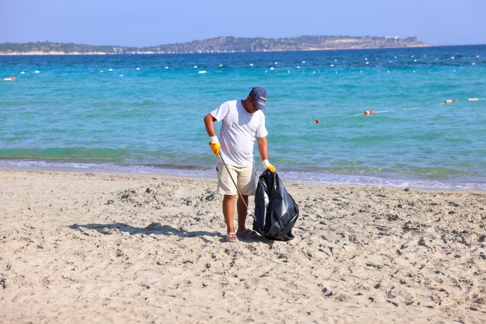 Çeşme Belediyesinden 19 plajda 7/24 temizlik 
