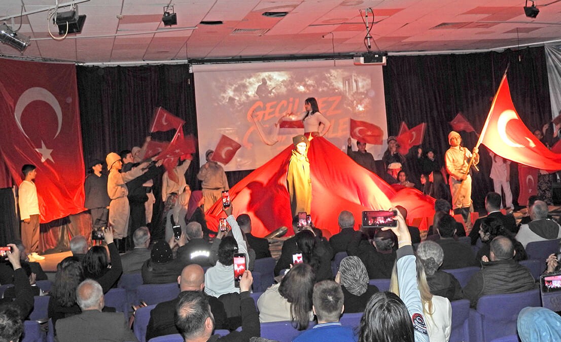   Çeşme'de, Çakabey Kültür Merkezi’nde Duygu Dolu Çanakkale Anması  