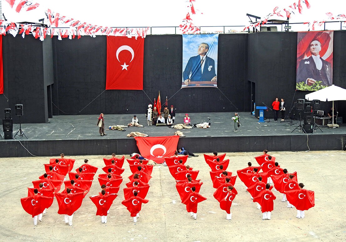 Çeşme’de 23 Nisan Coşkusu: Bayram Gururu ve Hüzün Bir Arada Yaşandı