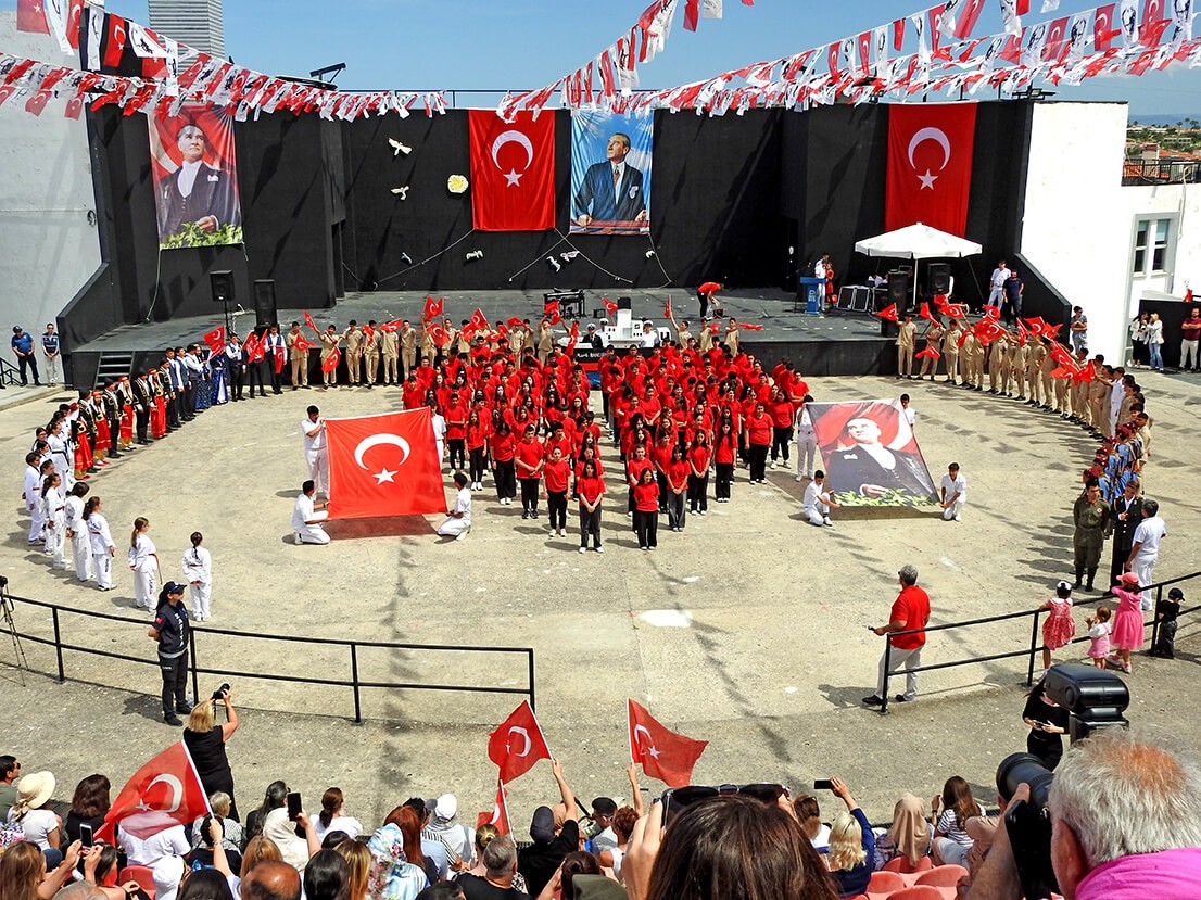   Çeşme’de 107’nci Yıl Coşkusu: 19 Mayıs Bayramı Renkli Görüntülere Sahne Oldu  