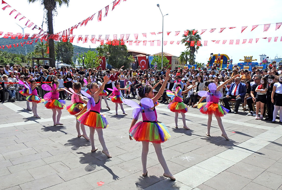 Çeşme Cumhuriyet Meydanı'nda Rengarenk 23 Nisan Şenliği
