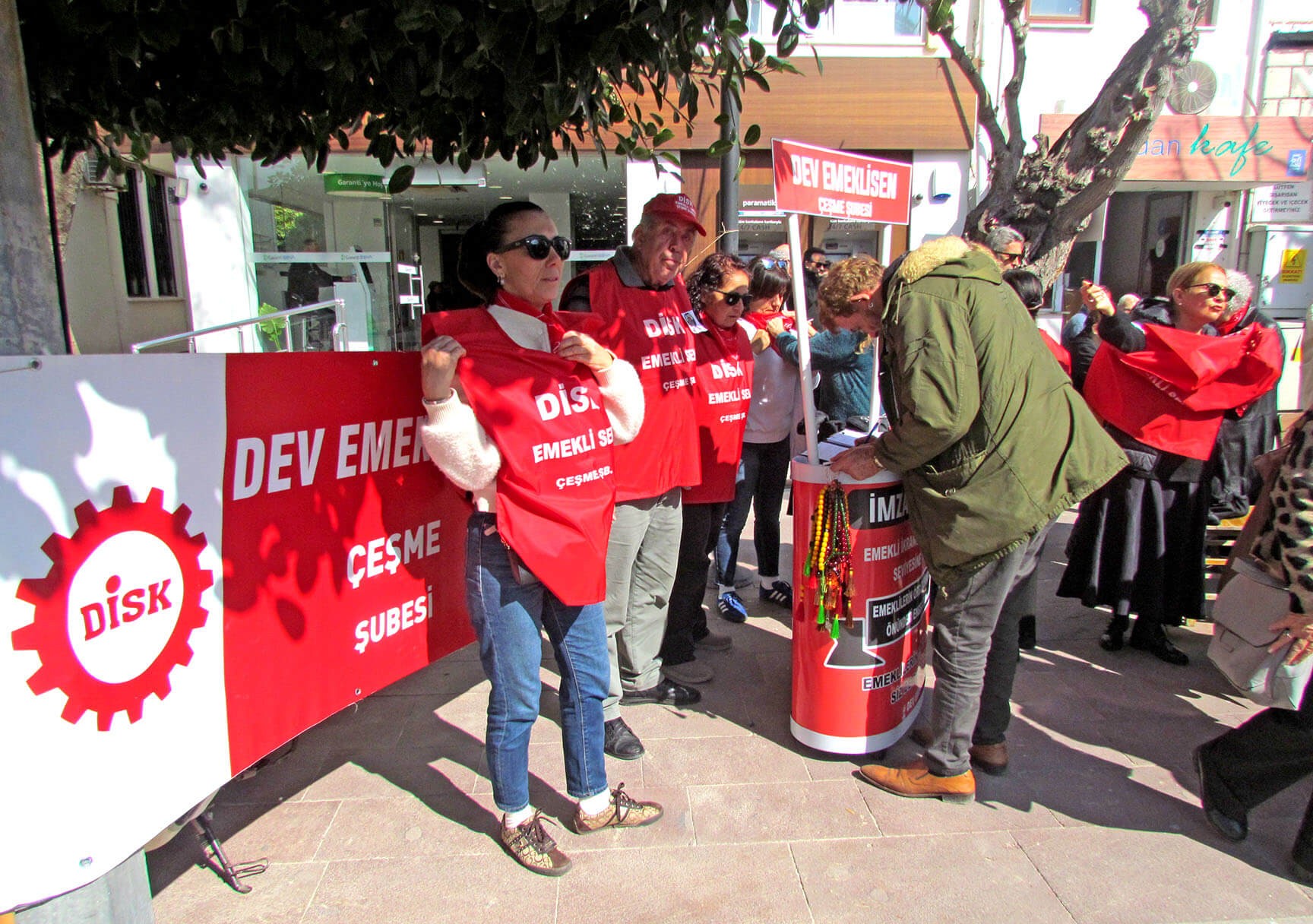 Çeşme'de Emeklilerden İkramiye ve Sendika Hakkı İçin İmza Kampanyası