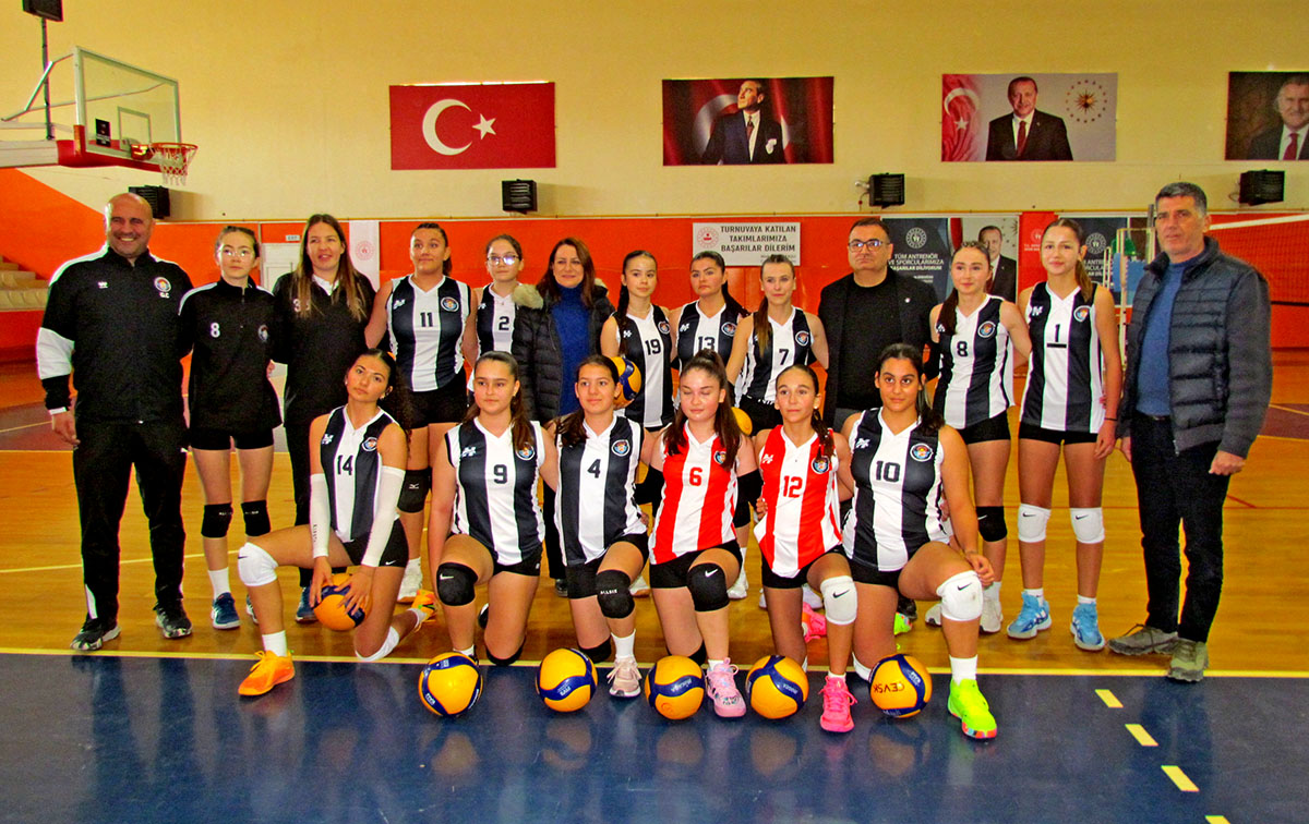 Çeşme Belediyespor Küçük Kız Voleybol Takımı Şampiyonluğunu İlan Etti