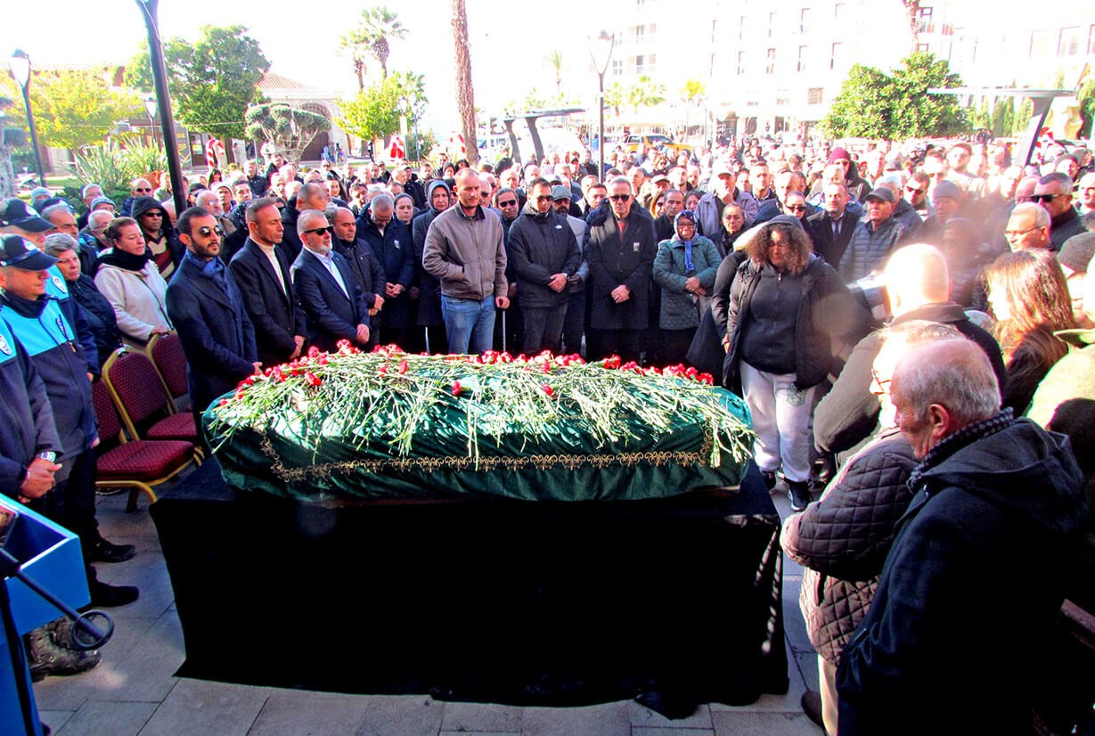 Çeşme’nin sevilen ismi Emin Yüce son yolculuğuna uğurlandı  