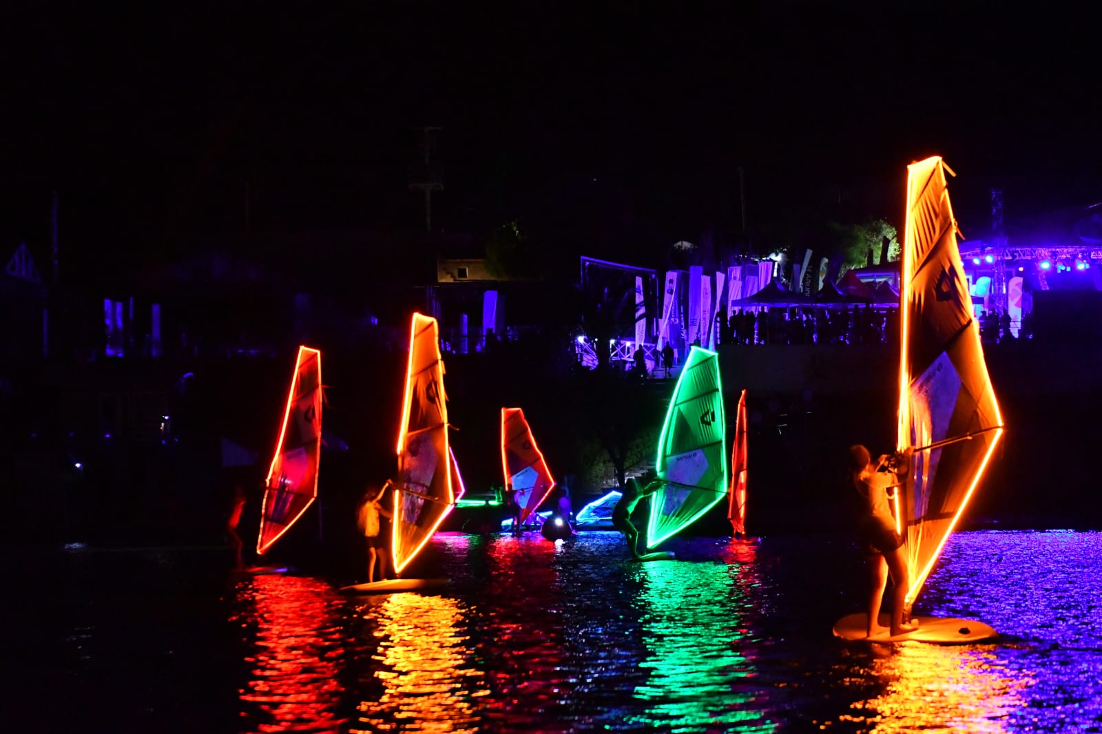 Işığın Gücü Alaçatı’da: 2025 Alaçatı Wind Fest’te Çağla Kubat’tan “Signify Solar Gecesi”