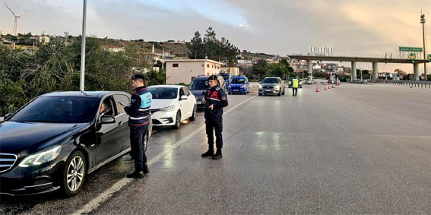 Araması olan 52 kişi Çeşme'de yakalandı