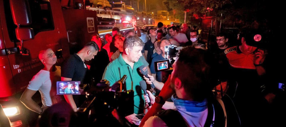 Başkan Tugay yangın bölgesinde  “Belediyemizin tüm birimleriyle sahadayız”