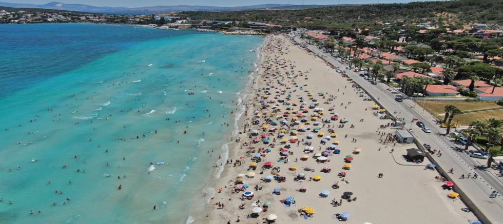 Binlerce kişi Ilıca Plajı’na akın etti