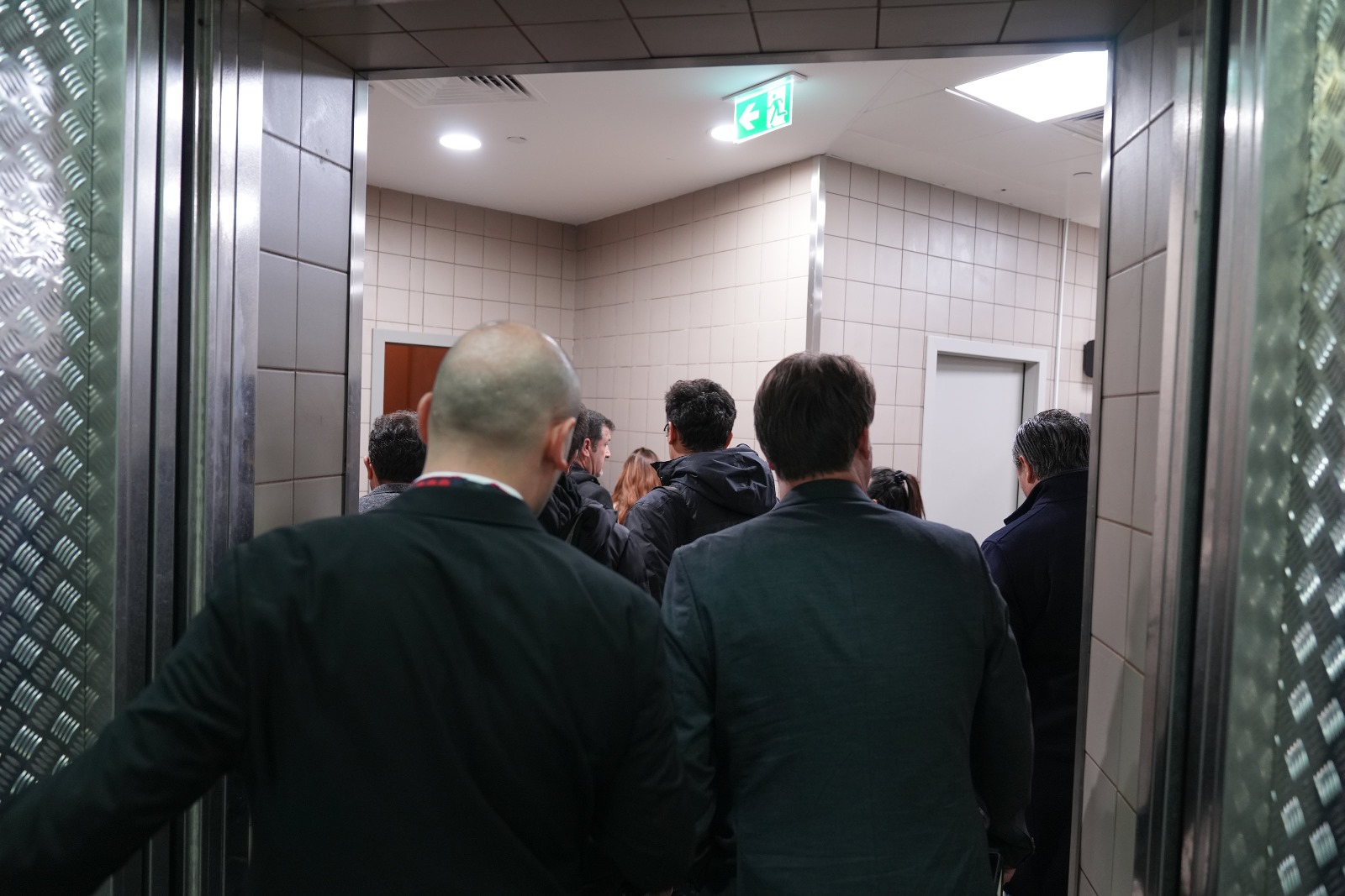 Basın mensuplarını “mal” kabulden içeri aldılar