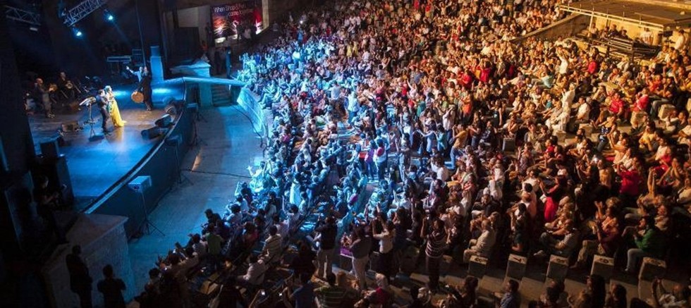 ÇEŞME AÇIKHAVA TİYATROSU’NDA ÜNLÜLER GEÇİDİ