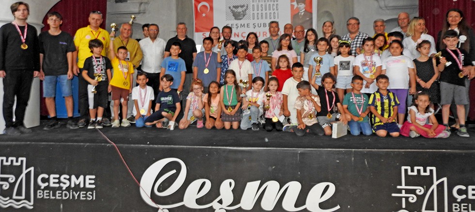 Çeşme ADD'nin düzenlediği satranç turnuvası ödül töreni ile son buldu