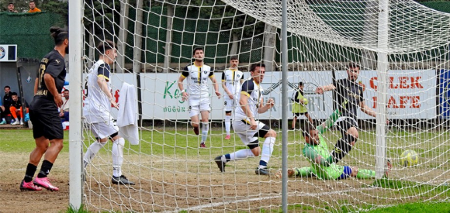 Çeşme Belediyespor, 5-0 galibiyetle liderliğini sürdürdü