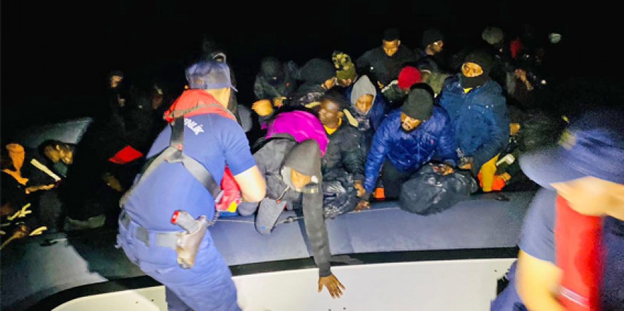 Çeşme'de 82 düzensiz göçmen yakalandı
