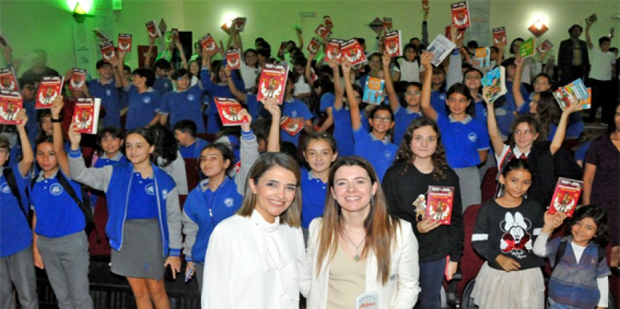 Çeşme'de, Cumhuriyet'in 2. yüzyılının ilk sabahında yazar-öğrenci buluşması