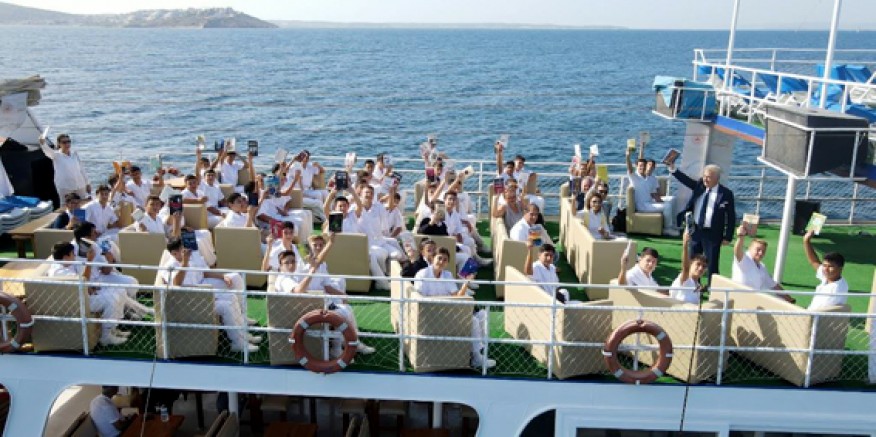 Ellerinde Kitaplarla Maviliklere Açıldılar