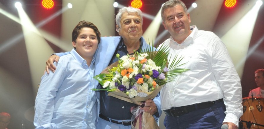 Enrico Macias Fransızca söyledi, seyirci Türkçe eşlik etti