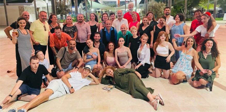 İZMİR AŞKINA 8500 AYAKTA ALKIŞLANDI