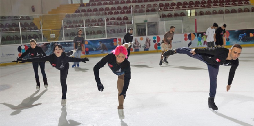 İzmir’de buz pateni sezonu açıldı
