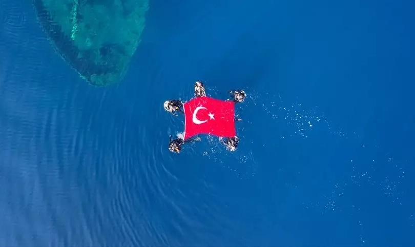 Çeşme'de Dalgıç Polislerden Cumhuriyet Bayramı Kutlaması