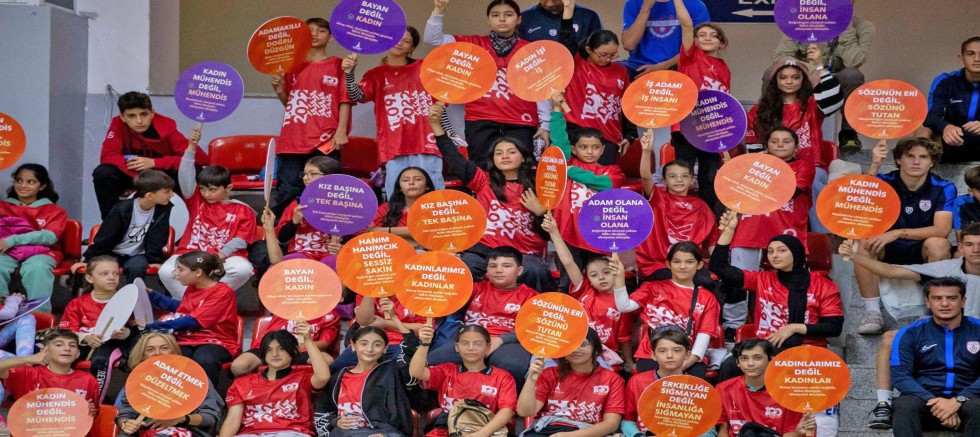 İzmir tribünlerinden güçlü toplumsal cinsiyet eşitliği mesajı