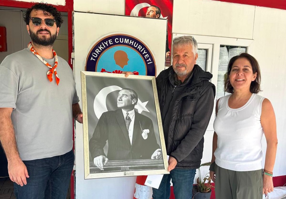 Çeşme Belediyesi’nden Muhtarlar Haftasında anlamlı hediye: Atatürk tablosu