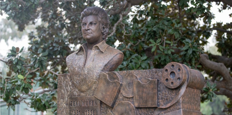 Sanat güneşi Zeki Müren’in heykeli Kültürpark’ta