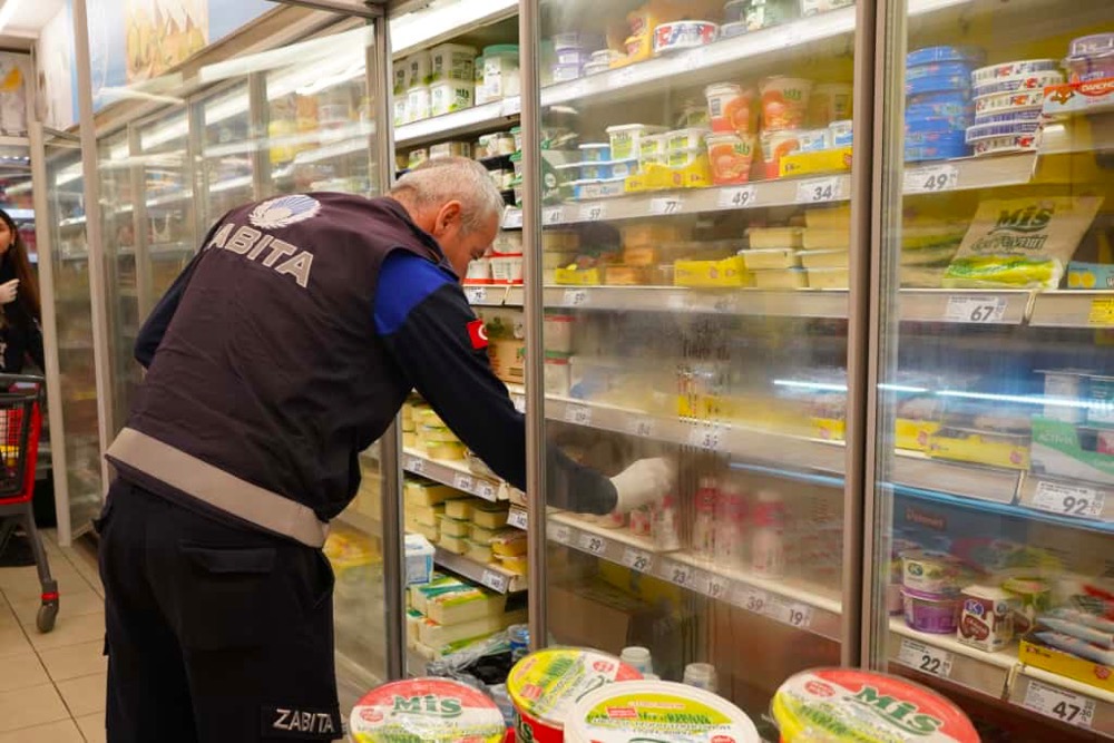 Çeşme Belediyesi Zabıta ekiplerinden market ve okul kantinlerine sıkı denetim