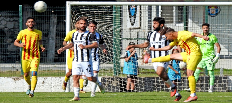 Zorlu maçın galibi Çeşme Belediyespor oldu