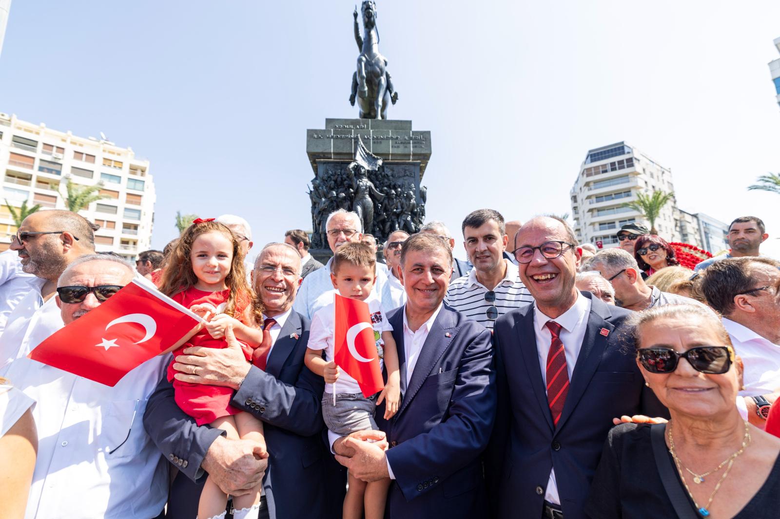 BAYRAKLARINI ASMAYAN ŞÜPHELİLER